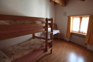 a room with two bunk beds and a window at Cá al Ponte in Bivio