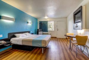 Postel nebo postele na pokoji v ubytování Motel 6 Waco - Lacy Lakeview