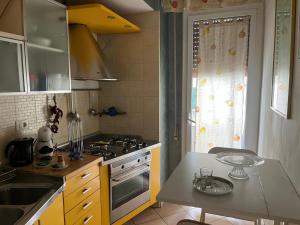 Kuchyňa alebo kuchynka v ubytovaní Caio Asinio Apartment