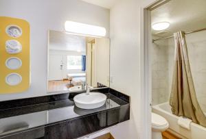 Koupelna v ubytování Motel 6 Waco - Lacy Lakeview