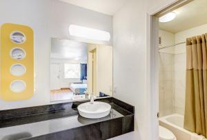 Koupelna v ubytování Motel 6 Waco - Lacy Lakeview