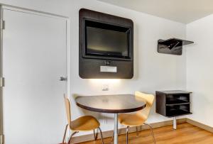TV a/nebo společenská místnost v ubytování Motel 6 Waco - Lacy Lakeview