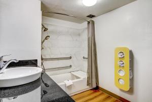 Koupelna v ubytování Motel 6 Waco - Lacy Lakeview