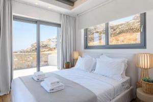 Un pat sau paturi într-o cameră la Roka Bonita Villa Mykonos +22 fotografii
