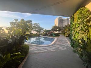 a swimming pool in the middle of a courtyard at Makati Business District Prime Accommodations in Manila