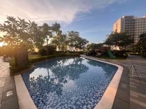 a swimming pool in the middle of a city at Makati Business District Prime Accommodations in Manila