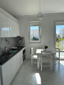 Cucina o angolo cottura di Suli Beach Apartments