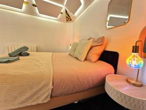 Ένα ή περισσότερα κρεβάτια σε δωμάτιο στο Gite Urbain - Asclepios +20 φωτογραφίες