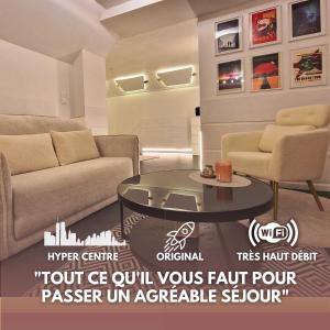 エペルネーにあるGite Urbain - Asclepiosのソファとテーブルのあるリビングルーム