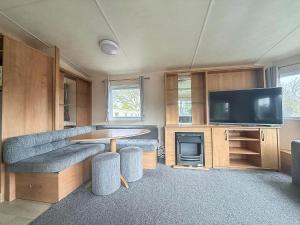 Μια τηλεόραση ή/και κέντρο ψυχαγωγίας στο Lovely Caravan At Lower Hyde Holiday Park, Isle Of Wight Ref 24001G