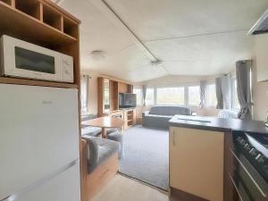 Η κουζίνα ή μικρή κουζίνα στο Lovely Caravan At Lower Hyde Holiday Park, Isle Of Wight Ref 24001G