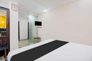 TV a/nebo společenská místnost v ubytování Hotel O Rajadhani