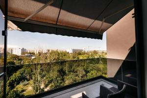 una vista desde el balcón de una casa en Park View Residence, en Bucarest