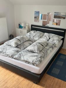 Postel nebo postele na pokoji v ubytování Schöne Oberwohnung in Oldenburg Osternburg