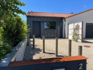 una casa con una valla delante en Les Iris - Maison chaleureuse, proche Puy du Fou, Clisson, vignobles Nantais, en Montfaucon 15 fotos más