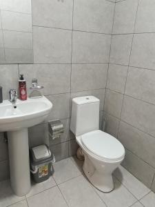un bagno con un water e un lavandino di Hostel&House a Samarkand