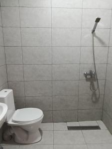 un bagno con doccia, wc e lavandino di Hostel&House a Samarkand Altre 17 foto