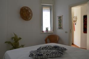 een slaapkamer met een bed met een kussen erop bij Villa Bouganvilla in Cefalù