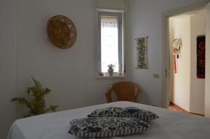 une chambre avec un lit avec un oreiller dessus dans l'établissement Villa Bouganvilla, à Cefalù 16 autres photos