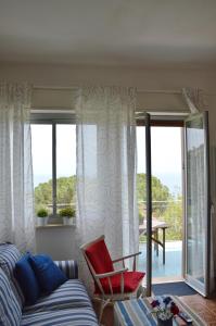 - un salon avec un canapé et un fauteuil rouge dans l'établissement Villa Bouganvilla, à Cefalù