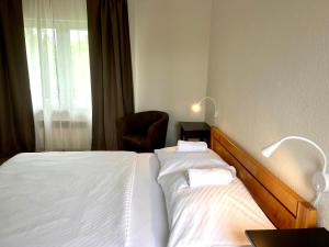 una camera d'albergo con due letti e una sedia di Luxor a Havířov