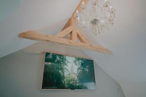 Μια τηλεόραση ή/και κέντρο ψυχαγωγίας στο The Lovelace Residence by Threads of Time Hotel Bruges