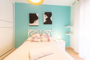 En eller flere senge i et værelse på Playa de Levante, Céntrico y Parking - by Aloha Palma