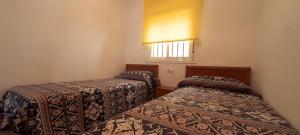 ein Zimmer mit zwei Betten und einem Fenster in der Unterkunft Costa Caribe II Nº 1028 in Oropesa del Mar + 37 Fotos