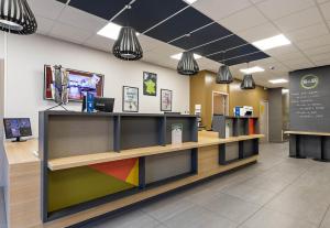TV a/nebo společenská místnost v ubytování B&B HOTEL Rouen Centre