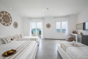 Cama ou camas em um quarto em Acrogiali Beachfront Hotel Mykonos