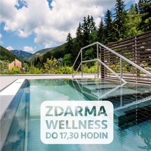 Nespecifikovaný výhled na hory nebo výhled na hory při pohledu z aparthotelu
