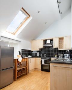 een keuken met roestvrijstalen apparatuur en een dakraam bij Budle Bay Loft in Bamburgh