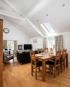 een woonkamer met een tafel en een bank bij Budle Bay Loft in Bamburgh