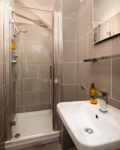 een badkamer met een wastafel en een douche bij Budle Bay Loft in Bamburgh +12 foto's