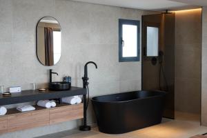 Łazienka w obiekcie Marins Suites - Adults Only Hotel