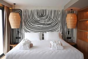 Łóżko lub łóżka w pokoju w obiekcie Marins Suites - Adults Only Hotel