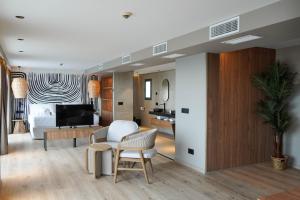 Telewizja i/lub zestaw kina domowego w obiekcie Marins Suites - Adults Only Hotel