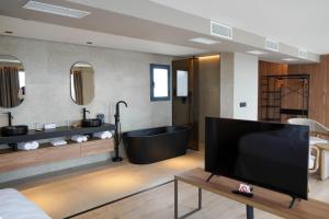 Telewizja i/lub zestaw kina domowego w obiekcie Marins Suites - Adults Only Hotel