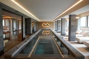 basen bez krawędzi w środku domu w obiekcie Marins Suites - Adults Only Hotel w Cala Millor