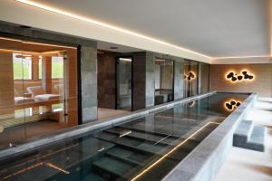 Basen w obiekcie Marins Suites - Adults Only Hotel lub w pobliżu