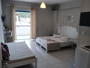 A bed or beds in a room at blue & white askeli studios