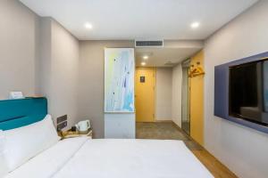 Postel nebo postele na pokoji v ubytování CHEERMAY Hotel Beijing Dongzhimen Guijie Lama Temple
