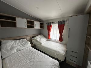 Ένα ή περισσότερα κρεβάτια σε δωμάτιο στο Royal Oak Caravan Park