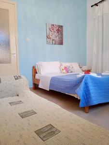 a bedroom with a bed and a blue wall at Gaios Rest Apartment Central Gaios Stay Walk Everywhere in Gaios