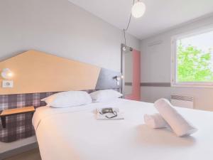 Postel nebo postele na pokoji v ubytování greet hôtel Annecy Cran-Gevrier by Accor