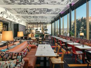 Reštaurácia alebo iné gastronomické zariadenie v ubytovaní Mama Shelter Prague