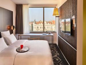 Posteľ alebo postele v izbe v ubytovaní Mama Shelter Prague