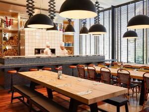 Reštaurácia alebo iné gastronomické zariadenie v ubytovaní Mama Shelter Prague