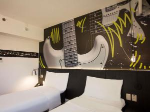 Ein Bett oder Betten in einem Zimmer der Unterkunft ibis Styles Taubate