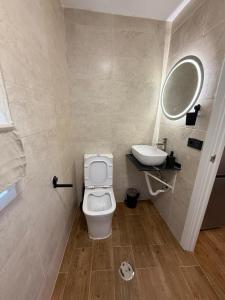 a small bathroom with a toilet and a sink at Casita Las Palmeras 3 in Cádiz